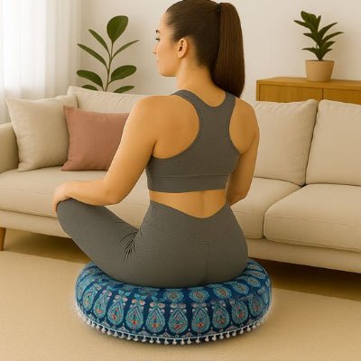 Zafu bleu femme assise vue de dos yoga zenitude