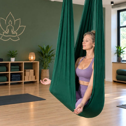Hamac yoga vert avec femme qui médite en lotus à l'intérieur yoga zenitude
