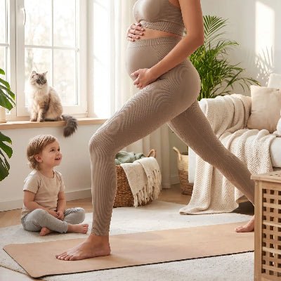 legging maternité extensible confort beige femme fait yoga sur tapis avec chat et enfant qui regarde yoga zenitude