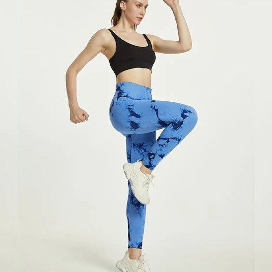 Legging sport femme bleu posture debout genou droit levé yoga zenitude