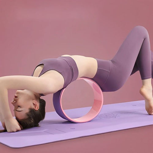Roue de yoga violet rose femme avec dos dessus yoga zenitude