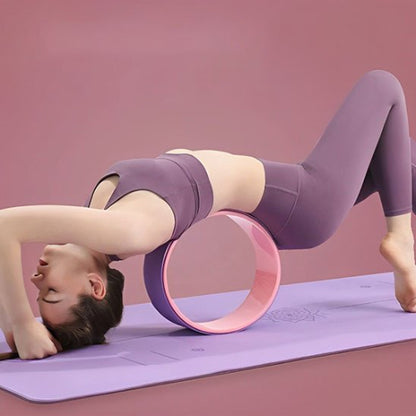 Roue de yoga violet rose femme avec dos dessus yoga zenitude