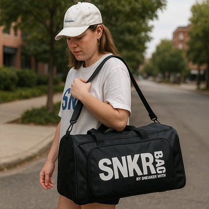 sac de sport noir logo blanc en bandouilière sur épaule femme  yoga zenitude