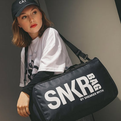 sac de sport noi logo blanc femme à côté de murs yoga zenitude