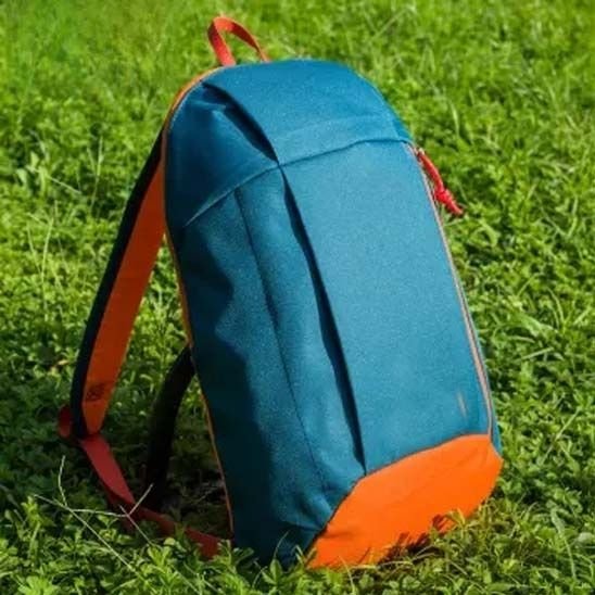 sac de sport bleu ciel sur gazon yoga zenitude 