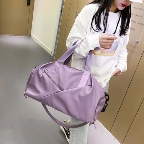 sac de sport mauve sur avant bras jeune femme yoga zenitude