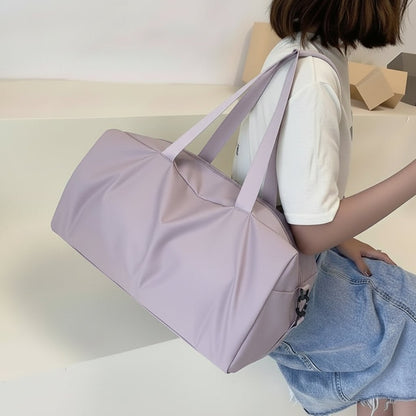 sac de sport mauve en bandouillière sur jeune femme yoga zenitude