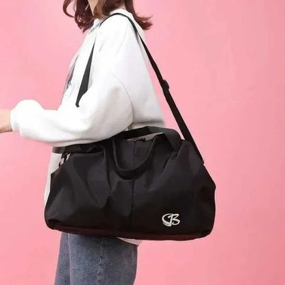 sac de sport noir sur épaule femme de côté yoga zenitude