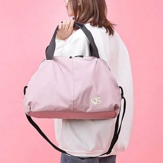 sac de sport rose pâle dans main femme hauteur épaule yoga zenitude