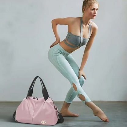 sac de sport rose pâle sur le sol à côté femme avec legging aqua yoga zenitude
