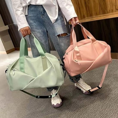 sac de sport vert et rose dans chaque main jeune femme yoga zenitude