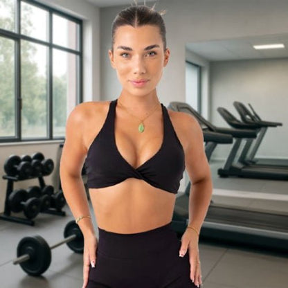 Soutien gorge sport noir femme mains sur hanches yoga zenitude