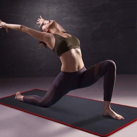tapis de gym noir fente avant haute bras en l'air vers arrière yoga zenitude