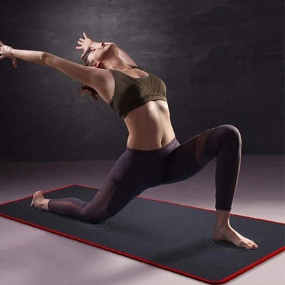 tapis de gym noir fente avant haute bras en l'air vers arrière yoga zenitude
