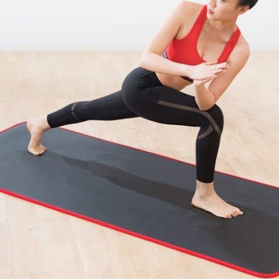 tapis de gym torsion en fente avant mains en prière yoga zenitude