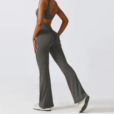 Tenue yoga grise vue de dos jambe droite étirée vers arrière yoga zenitude